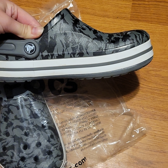 W7 Crocs - Picture 2 of 4